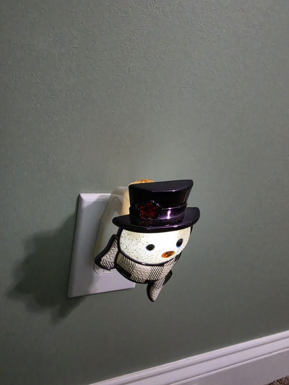 Bath and Bodyworks Snowman Wall Flower That Lights Up Black Hat and Cream Body